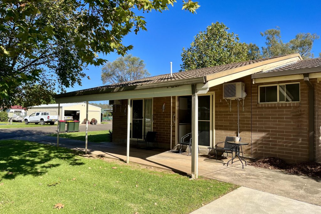 Cootamundra Caravan Park in Cootamundra, NSW — photo 2