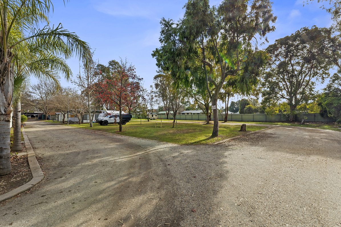 Howlong Caravan Park — Howlong, NSW
