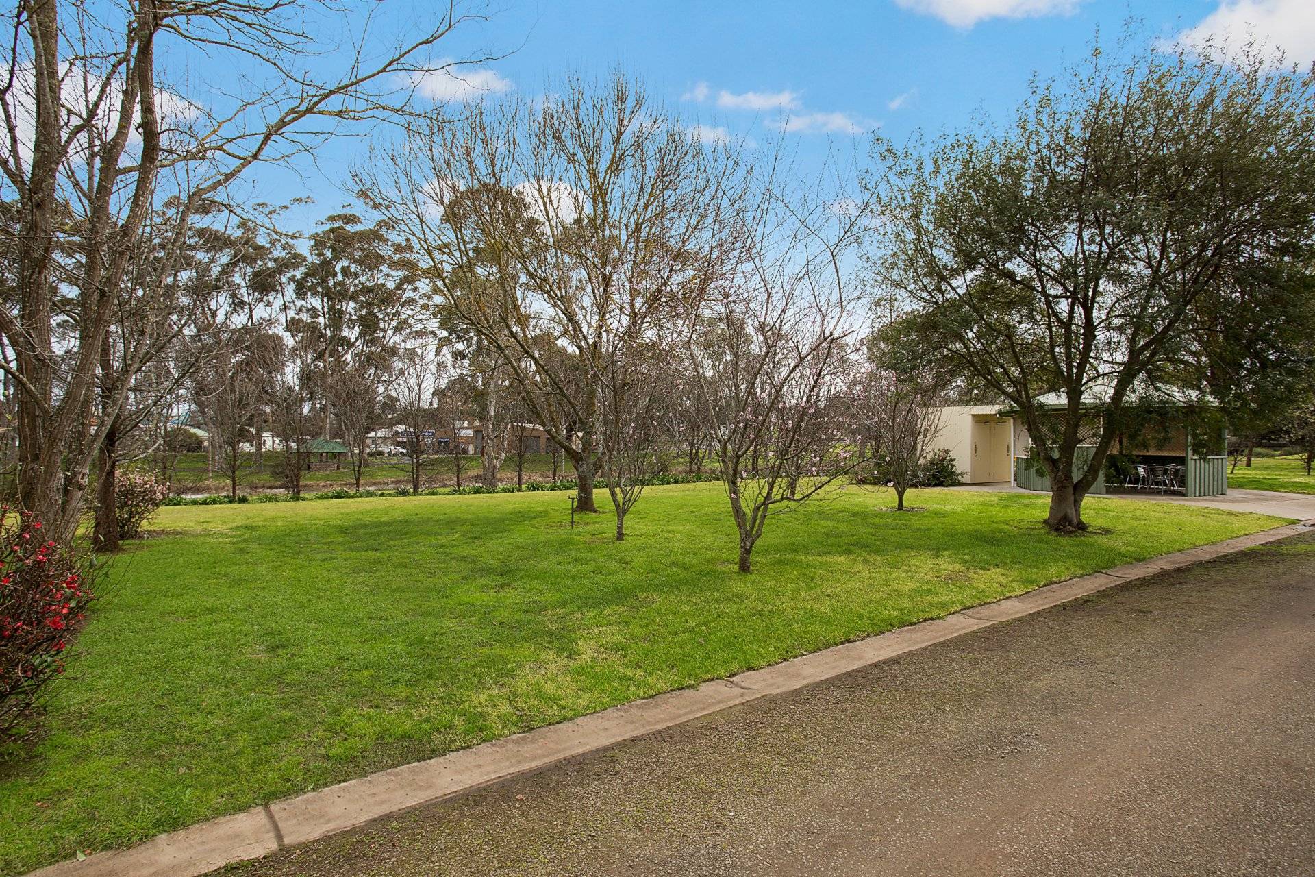 Lake Hamilton Motor Village and Caravan Park — Hamilton, VIC