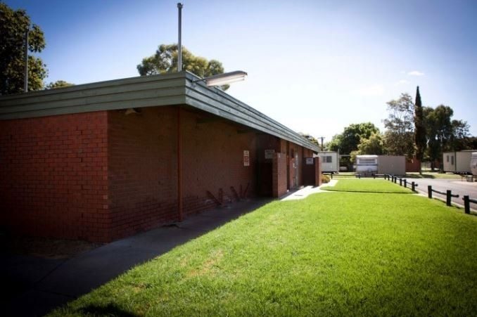 Strayleaves Caravan Park in Shepparton, VIC — photo 2