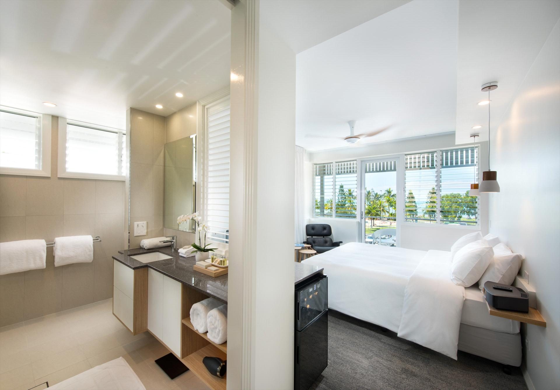 Heart Hotel and Gallery Whitsundays in Airlie Beach, QLD — photo 2