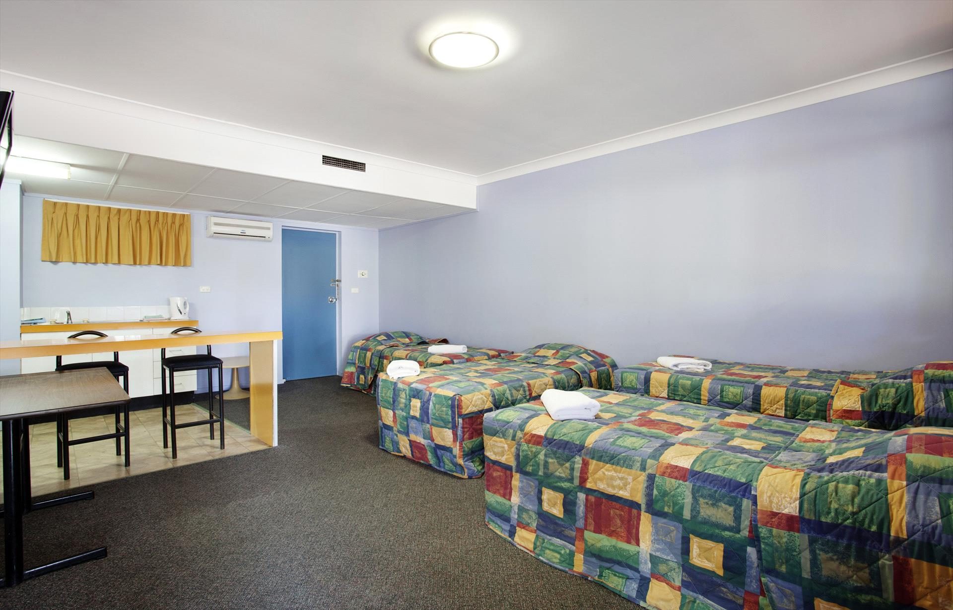 Vale Hotel in Aitkenvale, QLD — photo 1