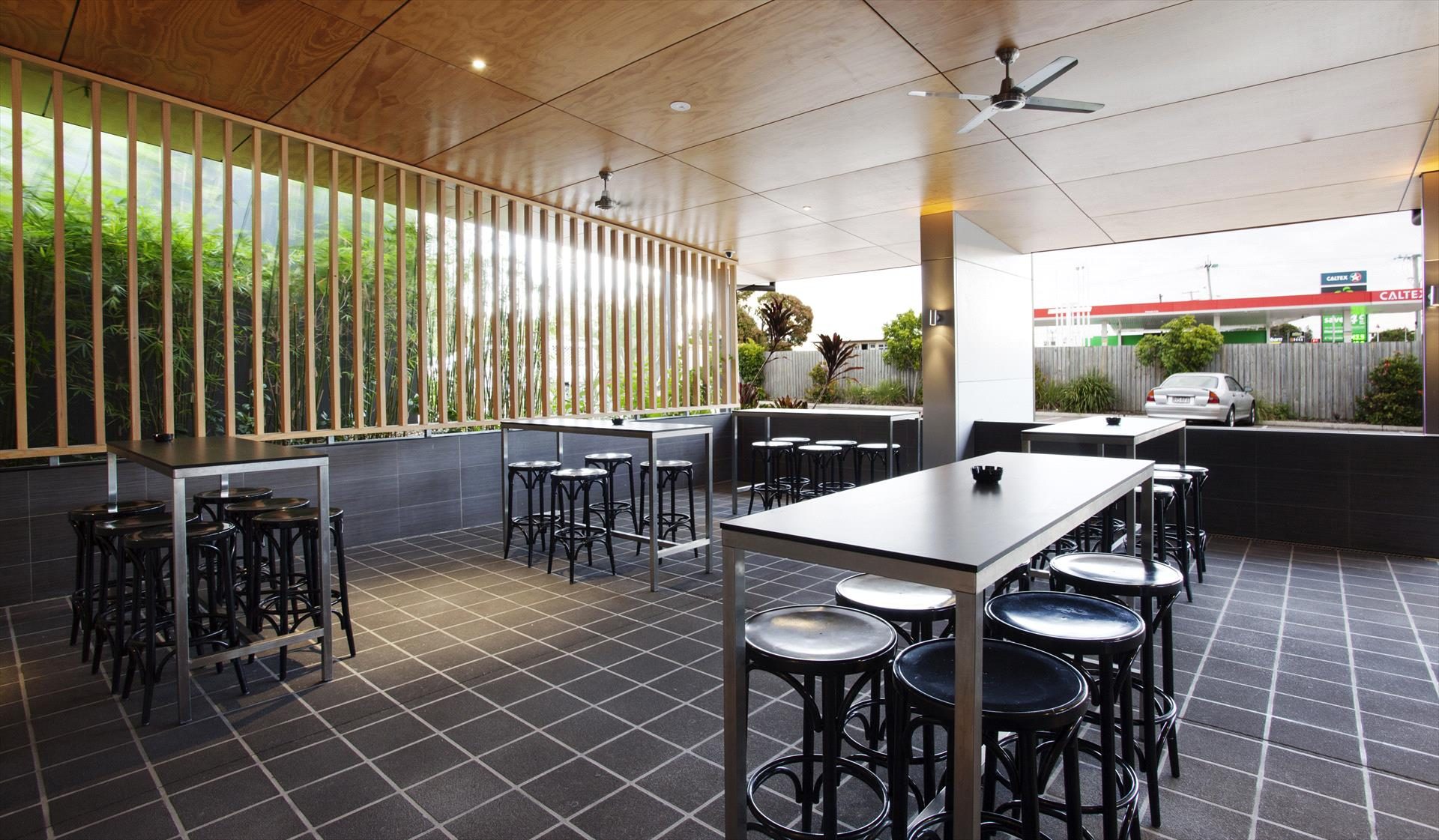 Vale Hotel in Aitkenvale, QLD — photo 2