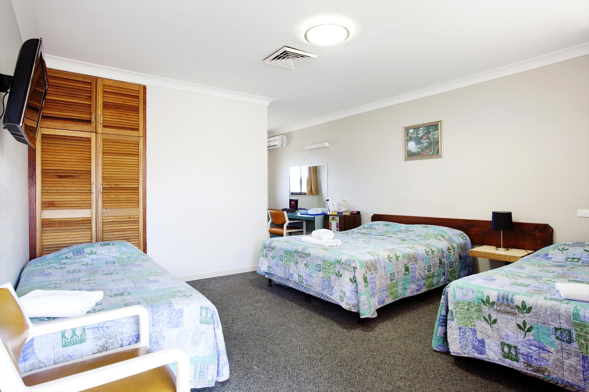 Vale Hotel in Aitkenvale, QLD — photo 5