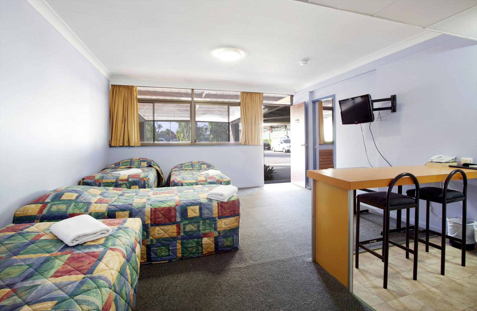 Vale Hotel in Aitkenvale, QLD — photo 3