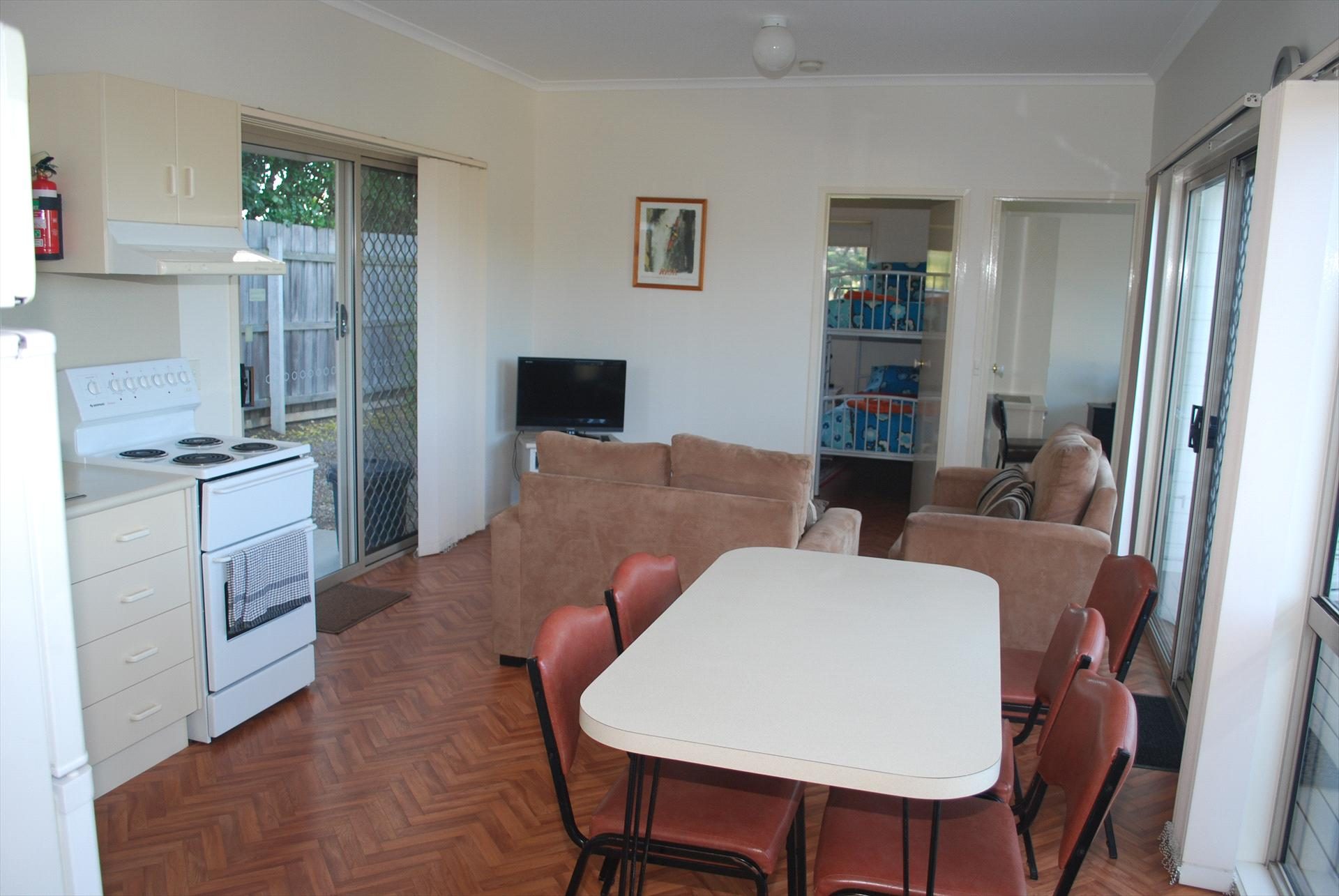 Lookout Holiday Units in Lakes Entrance, VIC — photo 3