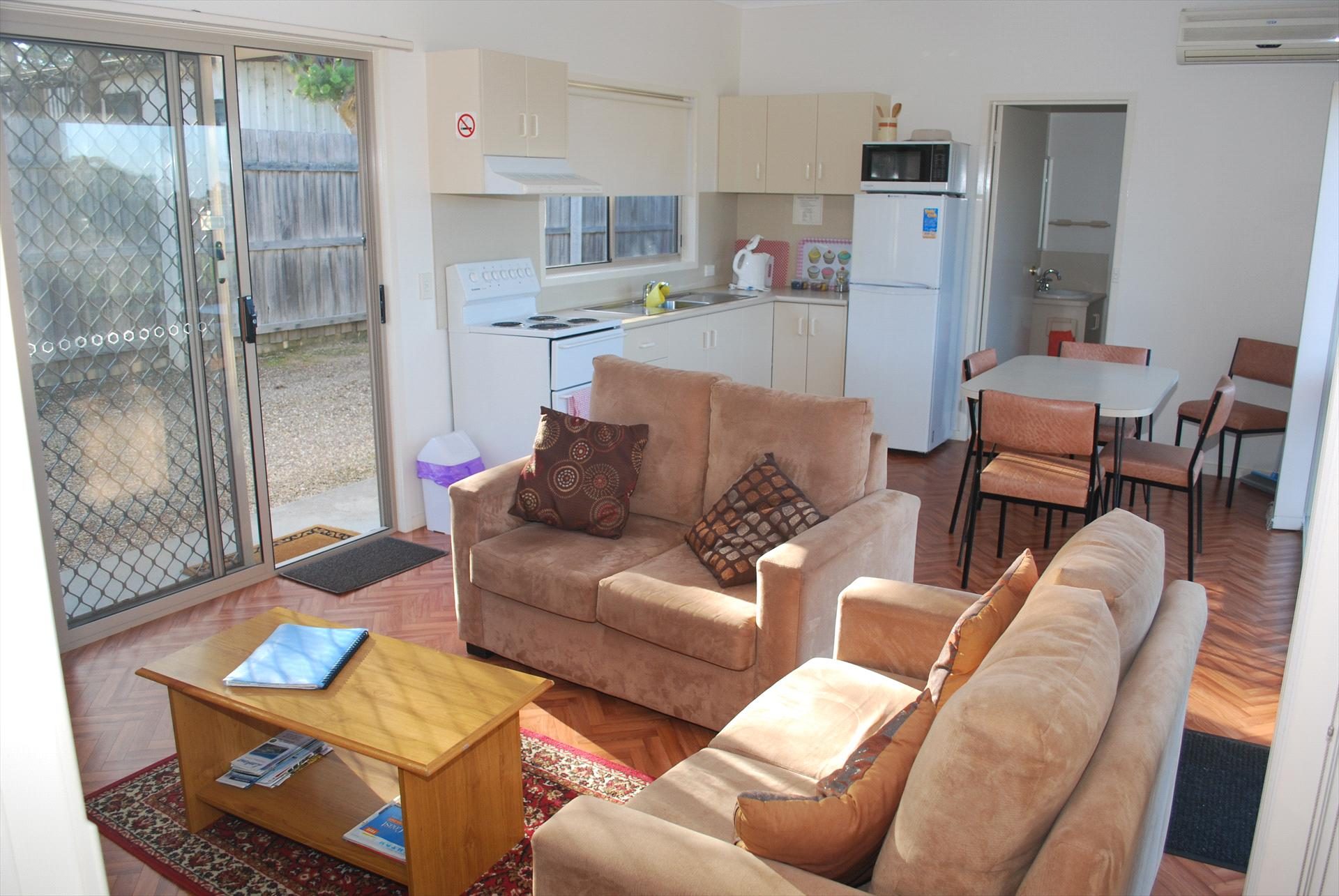 Lookout Holiday Units in Lakes Entrance, VIC — photo 2